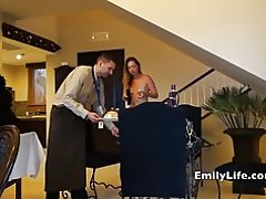 Нүцгэн охид нээлттэй хаалга өрөөний үйлчилгээ